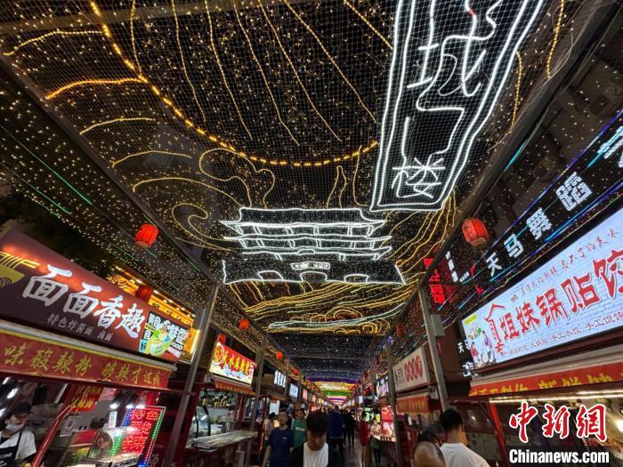 圖為明清街夜市燈光點亮具有武威文化元素的“涼州古城門”彩燈?！〈魑牟?攝</p><p>