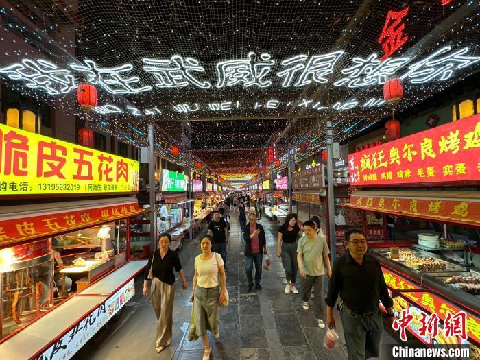 圖為明清街夜市燈光點亮“我在武威很想你”?！〈魑牟?攝</p><p>