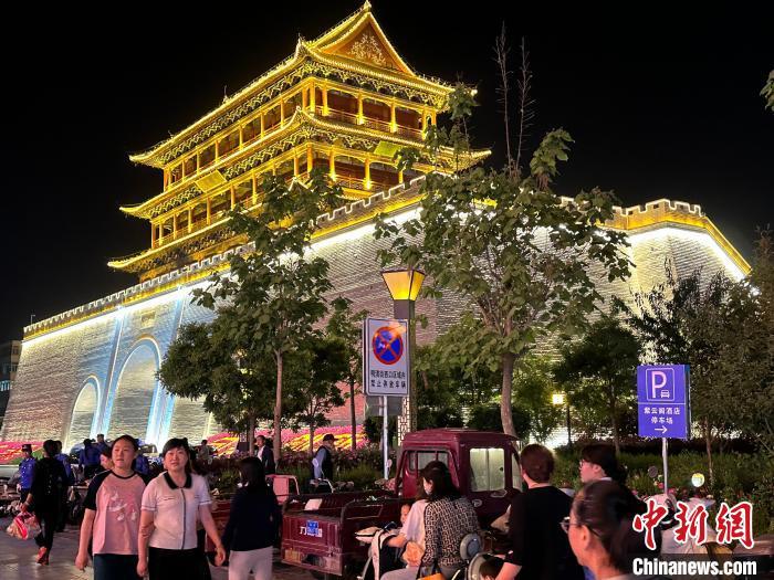 圖為夜幕降臨，涼州古城門燈光亮起?！〈魑牟?攝