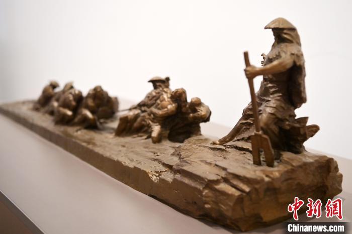 5月21日，在“絲路印跡”雕塑藝術(shù)作品展展出的作品《治水為民·禹德九州》。九美旦增 攝</p>
<p>