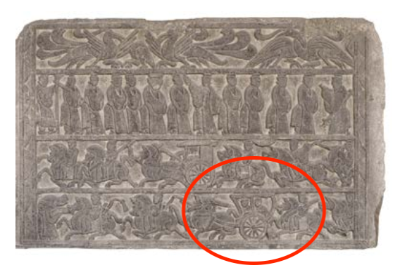 △漢代迎賓、車馬出行畫像石，現(xiàn)藏于臨沂市博物館。畫像石的第四層中有軺車出現(xiàn)。