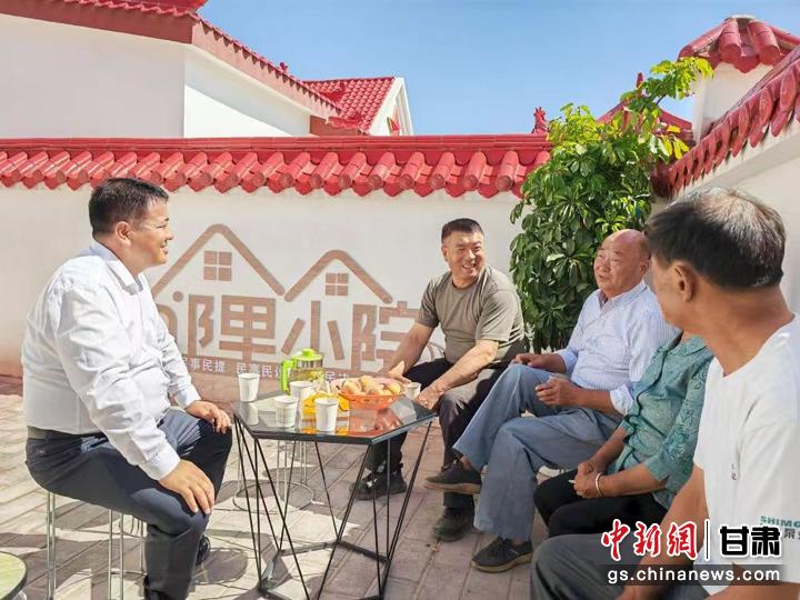 圖為依托“鄰里小院”議事模式開展議事活動(dòng)，解決村民身邊的熱點(diǎn)難點(diǎn)問(wèn)題。臨澤縣委宣傳部供圖