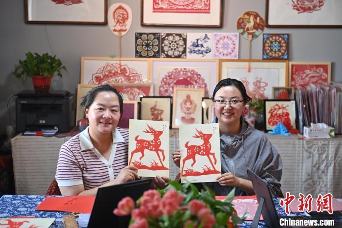 6月6日，在甘肅敦煌青年夜校課程中，青年學(xué)員展示學(xué)習(xí)敦煌非遺剪紙的成果。李亞龍 攝　　