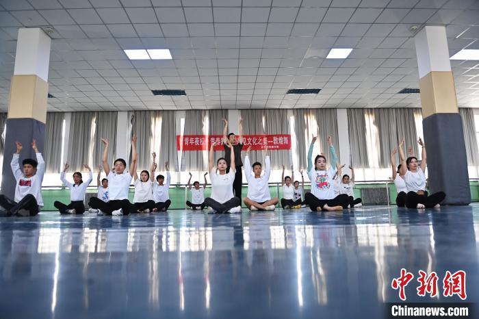 6月6日，在甘肅敦煌青年夜校課程中，青年學(xué)員學(xué)習(xí)敦煌舞課程。李亞龍 攝　　