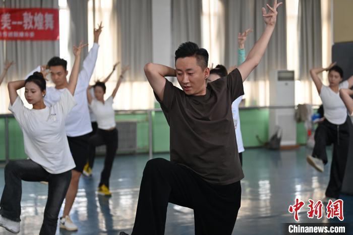 6月6日，在甘肅敦煌青年夜校課程中，青年學(xué)員學(xué)習(xí)敦煌舞課程。李亞龍 攝　　