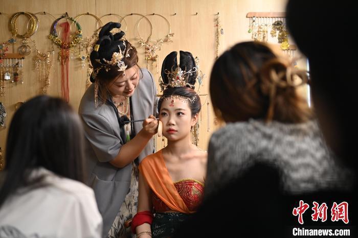 6月6日，在甘肅敦煌青年夜校課程中，青年學(xué)員學(xué)習(xí)敦煌美妝課程。李亞龍 攝　　