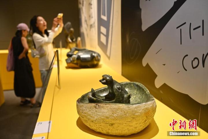 圖為該藝術(shù)展展陳的蛇紋石作品《河馬池》。中新社記者 李亞龍 攝