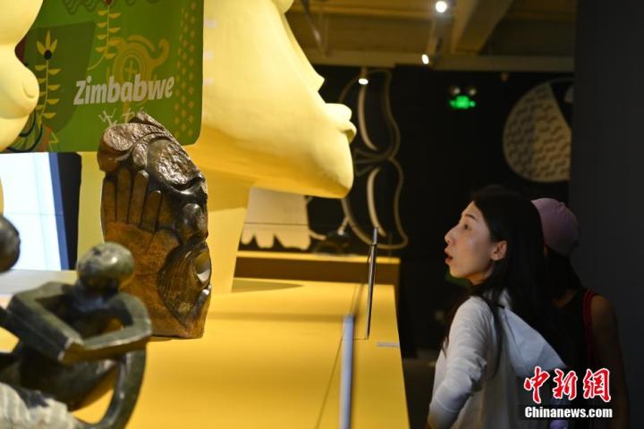 圖為游客參觀藝術(shù)展。中新社記者 李亞龍 攝