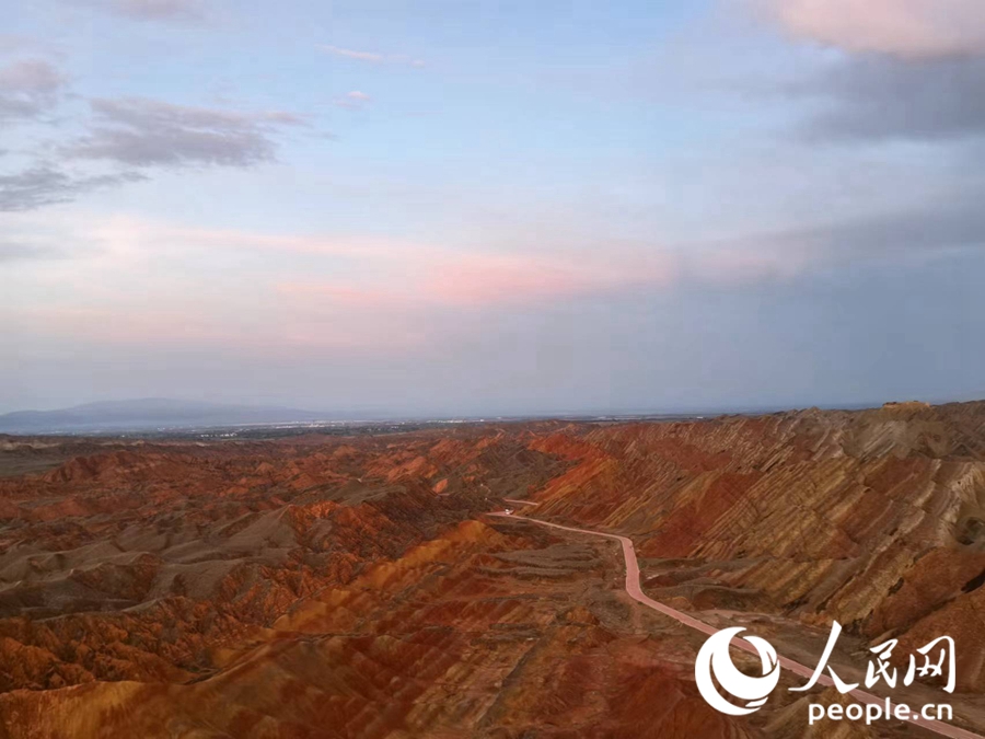 日落時分，余暉與丹霞交相輝映。人民網(wǎng)記者 唐嘉藝攝