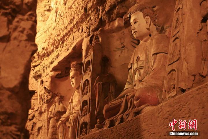 7月15日，甘肅省平?jīng)鍪袥艽h百里石窟長(zhǎng)廊中的王母宮石窟造像。百里石窟長(zhǎng)廊位于涇川縣境內(nèi)，由512個(gè)石窟、5眼窟中石井組成，現(xiàn)存王母宮石窟、鳳凰山石窟、南石窟寺、丈八寺石窟、羅漢洞石窟、太山寺石窟等規(guī)模較大的石窟群，還有數(shù)量眾多的小石窟群。王母宮石窟又名千佛洞，該窟設(shè)計(jì)宏大，造像生動(dòng)，窟內(nèi)擁有造像數(shù)百尊，是較為珍貴的佛教文化歷史遺存。中新社記者 李亞龍 攝</p>
<p>