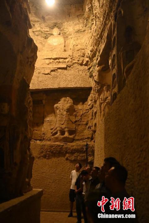 7月15日，游人參觀甘肅省平?jīng)鍪袥艽h百里石窟長(zhǎng)廊中的王母宮石窟。百里石窟長(zhǎng)廊位于涇川縣境內(nèi)，由512個(gè)石窟、5眼窟中石井組成，現(xiàn)存王母宮石窟、鳳凰山石窟、南石窟寺、丈八寺石窟、羅漢洞石窟、太山寺石窟等規(guī)模較大的石窟群，還有數(shù)量眾多的小石窟群。王母宮石窟又名千佛洞，該窟設(shè)計(jì)宏大，造像生動(dòng)，窟內(nèi)擁有造像數(shù)百尊，是較為珍貴的佛教文化遺存。中新社記者 李亞龍 攝</p>
<p>