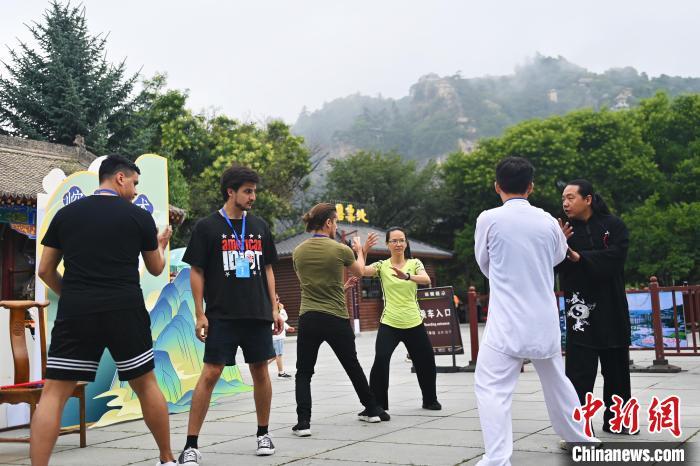 7月14日，甘肅省平?jīng)鍪嗅轻忌骄皡^(qū)內(nèi)，外籍武術(shù)愛(ài)好者學(xué)習(xí)崆峒派武術(shù)。7月13日至14日，“2024年北京體育大學(xué)第十五屆國(guó)際武術(shù)比賽交流大會(huì)暨首屆崆峒山國(guó)際武術(shù)大會(huì)”舉行，大會(huì)也在崆峒山景區(qū)進(jìn)行問(wèn)道崆峒、武術(shù)高級(jí)研修班、崆峒拜師等系列活動(dòng)。中新社記者 李亞龍 攝</p>
<p>