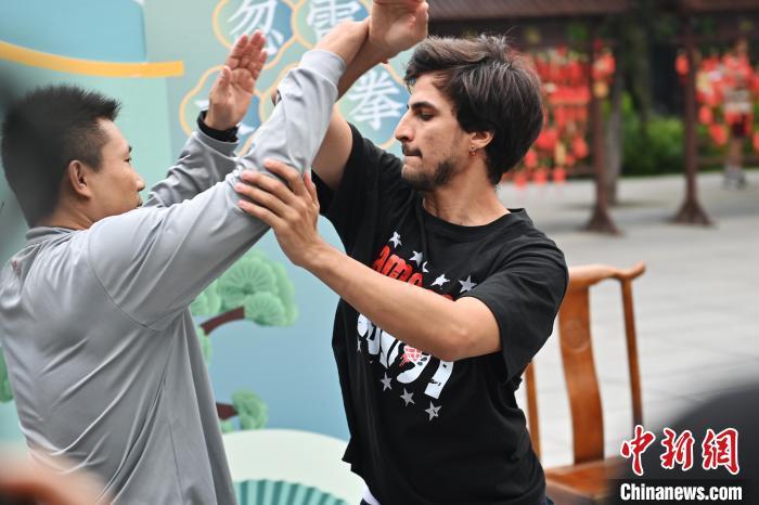 7月14日，甘肅省平?jīng)鍪嗅轻忌骄皡^(qū)內(nèi)，外籍武術(shù)愛(ài)好者(右)進(jìn)行忽雷太極拳切磋。7月13日至14日，“2024年北京體育大學(xué)第十五屆國(guó)際武術(shù)比賽交流大會(huì)暨首屆崆峒山國(guó)際武術(shù)大會(huì)”舉行，大會(huì)也在崆峒山景區(qū)進(jìn)行問(wèn)道崆峒、武術(shù)高級(jí)研修班、崆峒拜師等系列活動(dòng)。中新社記者 李亞龍 攝</p>
<p>