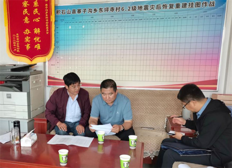 州縣紀(jì)委監(jiān)委機(jī)關(guān)聯(lián)合督查組對下沉干部 、駐村干部 、包村組長、村干部 “四級”干部履職到崗情況，以及工作日志和民情臺賬、訴求臺賬進(jìn)行日常監(jiān)督檢查，壓實工作責(zé)任。.jpg