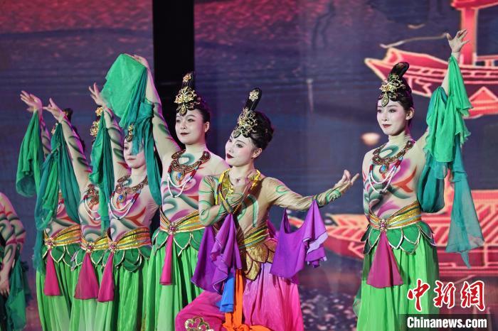 7月19日晚，第五屆黃河之濱文藝展演在蘭州體育文化廣場開幕。圖為開幕式演出敦煌舞蹈。張曦予 攝