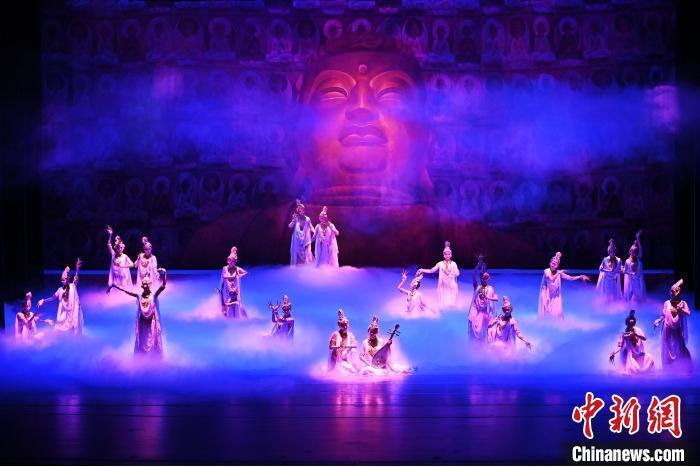 7月18日晚，中國(guó)經(jīng)典舞劇《絲路花雨》在甘肅蘭州黃河劇院進(jìn)行演出。中國(guó)經(jīng)典舞劇《絲路花雨》迎來(lái)45周年，7月17日-8月4日在蘭州開啟為期多天的駐場(chǎng)演出。該舞劇取材于敦煌莫高窟壁畫，集中國(guó)霓裳羽衣舞、敦煌舞、印度舞、黑巾舞、波斯馬鈴舞等于一身，自1979年演出至今，該劇先后在40多個(gè)國(guó)家和地區(qū)演出近4000場(chǎng)，觀眾550多萬(wàn)人次。中新社記者 李亞龍 攝</p>
<p>