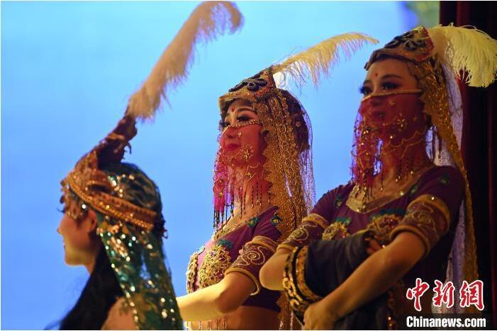 7月18日晚，中國(guó)經(jīng)典舞劇《絲路花雨》在甘肅蘭州黃河劇院進(jìn)行演出。中國(guó)經(jīng)典舞劇《絲路花雨》迎來(lái)45周年，7月17日-8月4日在蘭州開啟為期多天的駐場(chǎng)演出。該舞劇取材于敦煌莫高窟壁畫，集中國(guó)霓裳羽衣舞、敦煌舞、印度舞、黑巾舞、波斯馬鈴舞等于一身，自1979年演出至今，該劇先后在40多個(gè)國(guó)家和地區(qū)演出近4000場(chǎng)，觀眾550多萬(wàn)人次。中新社記者 李亞龍 攝</p>
<p>