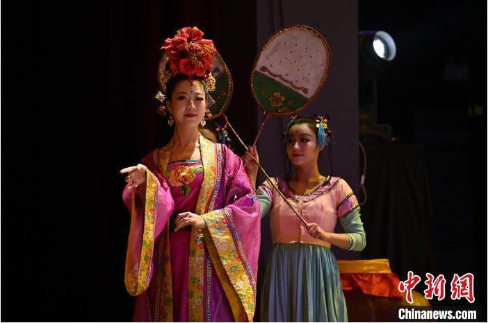 7月18日晚，中國(guó)經(jīng)典舞劇《絲路花雨》在甘肅蘭州黃河劇院進(jìn)行演出。中國(guó)經(jīng)典舞劇《絲路花雨》迎來(lái)45周年，7月17日-8月4日在蘭州開啟為期多天的駐場(chǎng)演出。該舞劇取材于敦煌莫高窟壁畫，集中國(guó)霓裳羽衣舞、敦煌舞、印度舞、黑巾舞、波斯馬鈴舞等于一身，自1979年演出至今，該劇先后在40多個(gè)國(guó)家和地區(qū)演出近4000場(chǎng)，觀眾550多萬(wàn)人次。中新社記者 李亞龍 攝</p>
<p>