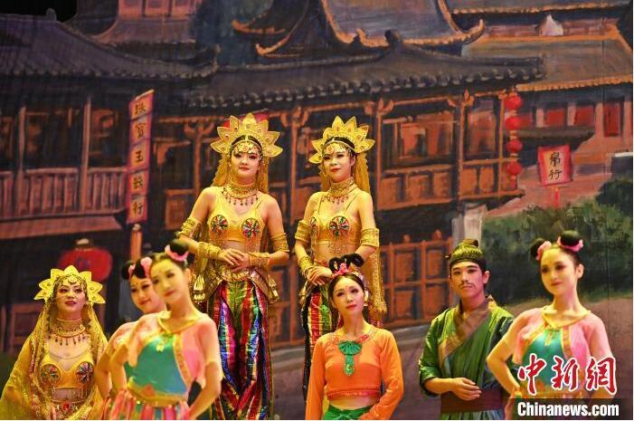 7月18日晚，中國(guó)經(jīng)典舞劇《絲路花雨》在甘肅蘭州黃河劇院進(jìn)行演出。中國(guó)經(jīng)典舞劇《絲路花雨》迎來(lái)45周年，7月17日-8月4日在蘭州開啟為期多天的駐場(chǎng)演出。該舞劇取材于敦煌莫高窟壁畫，集中國(guó)霓裳羽衣舞、敦煌舞、印度舞、黑巾舞、波斯馬鈴舞等于一身，自1979年演出至今，該劇先后在40多個(gè)國(guó)家和地區(qū)演出近4000場(chǎng)，觀眾550多萬(wàn)人次。中新社記者 李亞龍 攝</p>
<p>