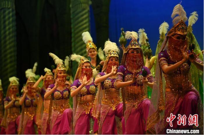 7月18日晚，中國(guó)經(jīng)典舞劇《絲路花雨》在甘肅蘭州黃河劇院進(jìn)行演出。中國(guó)經(jīng)典舞劇《絲路花雨》迎來(lái)45周年，7月17日-8月4日在蘭州開啟為期多天的駐場(chǎng)演出。該舞劇取材于敦煌莫高窟壁畫，集中國(guó)霓裳羽衣舞、敦煌舞、印度舞、黑巾舞、波斯馬鈴舞等于一身，自1979年演出至今，該劇先后在40多個(gè)國(guó)家和地區(qū)演出近4000場(chǎng)，觀眾550多萬(wàn)人次。中新社記者 李亞龍 攝</p>
<p>