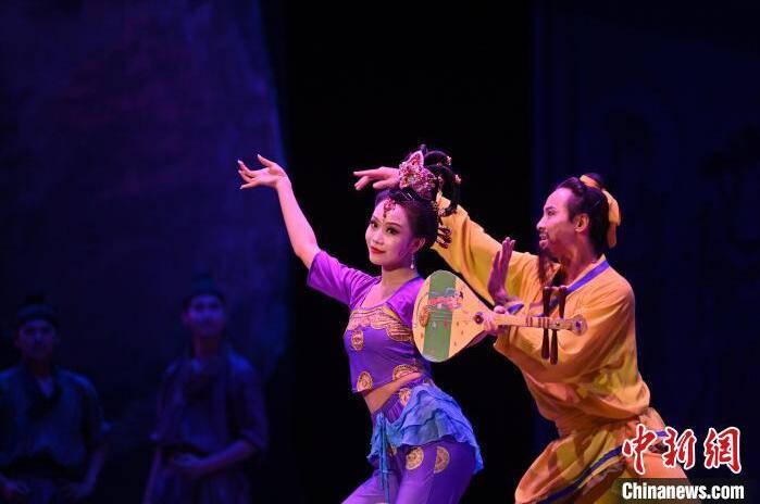 7月18日晚，中國(guó)經(jīng)典舞劇《絲路花雨》在甘肅蘭州黃河劇院進(jìn)行演出。中國(guó)經(jīng)典舞劇《絲路花雨》迎來(lái)45周年，7月17日-8月4日在蘭州開啟為期多天的駐場(chǎng)演出。該舞劇取材于敦煌莫高窟壁畫，集中國(guó)霓裳羽衣舞、敦煌舞、印度舞、黑巾舞、波斯馬鈴舞等于一身，自1979年演出至今，該劇先后在40多個(gè)國(guó)家和地區(qū)演出近4000場(chǎng)，觀眾550多萬(wàn)人次。中新社記者 李亞龍 攝</p>
<p>