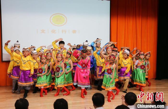 圖為蘭州大學(xué)文化行者團隊走進民族社區(qū)，開展系列活動。(資料圖)蘭州大學(xué)供圖