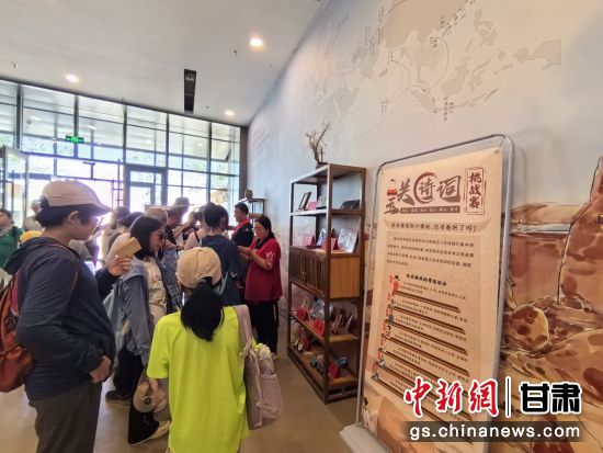 近日，玉門關(guān)遺址景區(qū)開啟了一場精彩紛呈的玉關(guān)詩詞挑戰(zhàn)賽，吸引眾多游人參與其中。玉門關(guān)遺址景區(qū)供圖