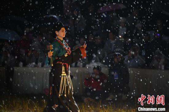 圖為2024年8月6日晚大賽現(xiàn)場(chǎng)模特進(jìn)行比賽。李亞龍 攝