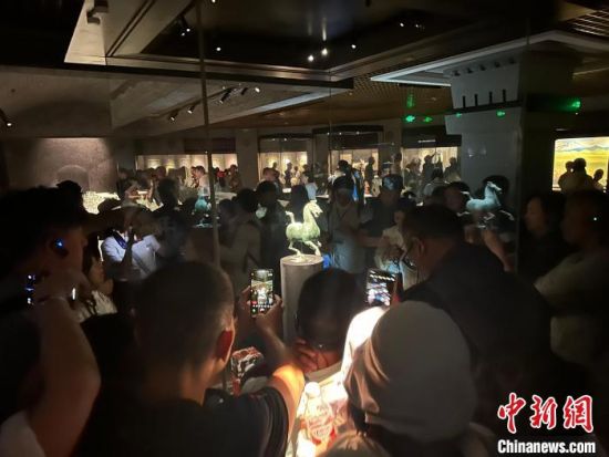 8月17日至23日，“濃濃民族情 兩岸一家親”臺(tái)灣同胞參訪團(tuán)甘肅行交流活動(dòng)在甘肅展開。圖為臺(tái)胞參觀甘肅省博物館。中新社記者 閆姣 攝