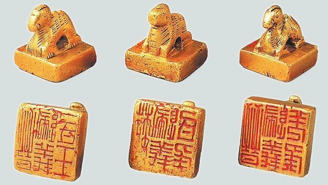 從左至右依次為“晉歸義羌侯”金印、“晉歸義氐王”金印、“魏歸義氐侯”金印