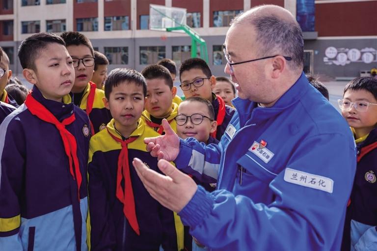 勞模宣講進校園 科普點亮開學(xué)季