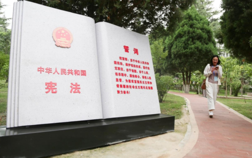 網(wǎng)絡(luò)普法“碼”上行：蘭州市西固區(qū)金城公園探索“線上+線下”普法新場(chǎng)域